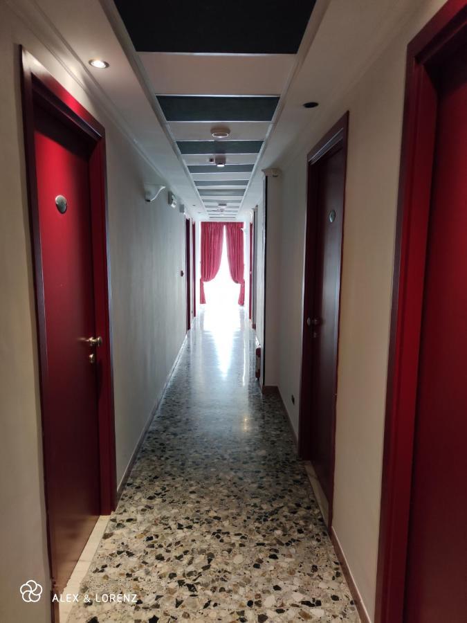 Alex & Lorenz Hotel Торваяника Экстерьер фото